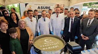 Bakan Kacır, vatandaşlara aşure ikramında bulundu