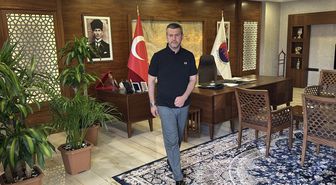 Belediye başkanı makam odasının balkonundaki güvercin ailesine sahip çıktı