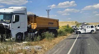 Bulanık'ta kamyonla kamyonet kafa kafaya çarpıştı: 2 ölü, 2 yaralı