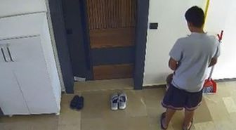 Elazığ'da bir şahıs, bina içerisindeki çöp kovasına idrarını yaptı