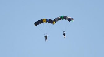 Erzincan'da sporcuların wingsuit e base jump atlayışı nefes kesti
