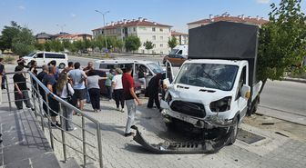 Eskişehir'de kamyonet ve minibüs çarpıştı; 7 yaralı