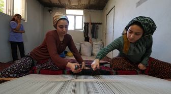 Evlerde dokunan halılar köyün ekonomisine can veriyor