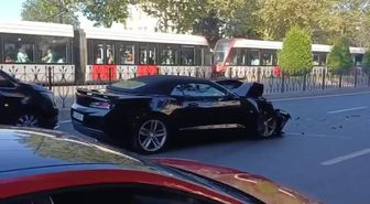 Fatih'te Gürcistan plakalı otomobil servis minibüsüne çarptı, sürücü kaçtı