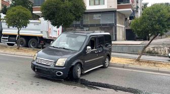 Freni boşalan hafif ticari araç 2 metreden yola düştü