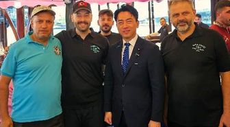 Japonya Savunma Bakan Koizumi Eminönü'nde balık ekmek yedi