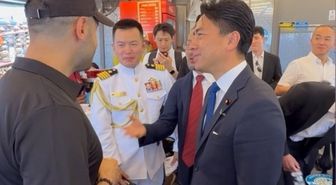 Japonya Savunma Bakanı Shinjiro Koizumi, NATO Zirvesi'nin ardından Eminönü'nde balık ekmek yedi