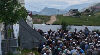Kadırga Yaylası'ndaki üstü açık tarihi camide cuma namazı kılındı