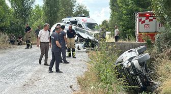 Kamyonetle çarpışan cip, su kanalına devrildi; 3 yaralı