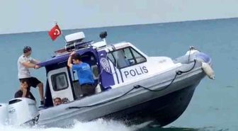 Karadeniz'in hırçın dalgaları arasında mahsur kalan yüzücüyü deniz polisi kurtardı