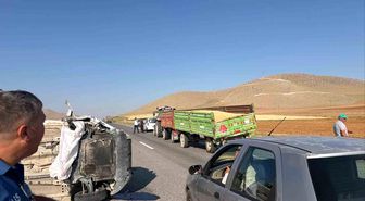 Karaman'da traktörün römorkuna çarpan otomobil devrildi: 1 yaralı