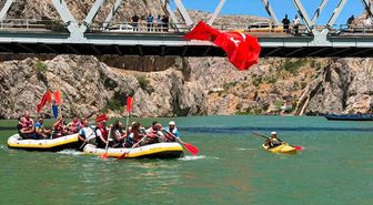 Kemaliye'de su sporları tutkunları Fırat'ta buluştu