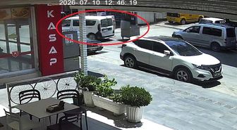 Kontrolden çıkan çöp konteyneri caddeye dalıp araca çarptı: O anlar kamerada
