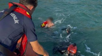 Kürek sörfü yaparken denizde sürüklenen 2 kişi kurtarıldı