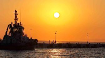 Kuşadası, gün batımında kızıla boyanıyor