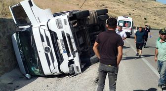 Malatya'da kontrolden çıkan tır devrildi