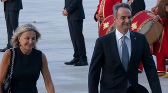 Miçotakis mehterle karşılandı, AP'den eş zamanlı 'Kıbrıs' adımı geldi