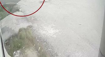 Motosiklet ve bisikletli çocuğun çarpıştığı anlar kamerada