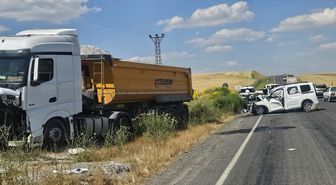 Muş'ta kamyonla çarpışan hafif ticari araçtaki 2 kişi öldü, 2 kişi yaralandı