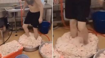 Restoranda skandal görüntü! Çalışan tavuk derisini ayaklarıyla ezdi