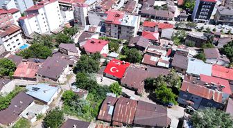 Vatan sevgisini evinin çatısına işledi