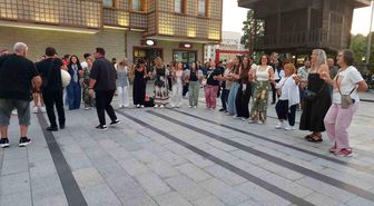Yunan turistler dev çay bardağının altında yunan ezgileriyle horon oynadı
