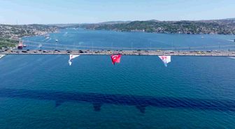 15 Temmuz Şehitler Köprüsü'ne dev Türk bayrağı asıldı
