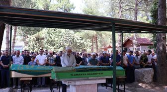 Amasya'daki kazada ölen anne ve 2 oğlu toprağa verildi