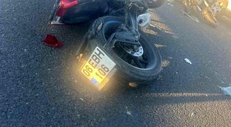 Ankara-Eskişehir yolunda iki motosiklet aynı istikametteki otomobile çarptı: 2 yaralı