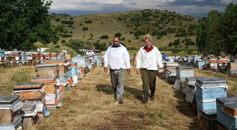 Arıların izinde bir ömür: Karavan desteği gezgin arıcı aileye nefes oldu