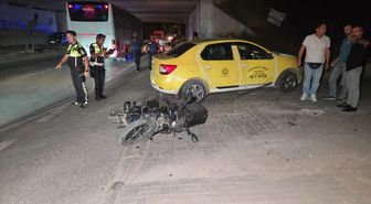 Bursa'daki ticari taksiyle çarpışan motosikletin sürücüsü yaralandı