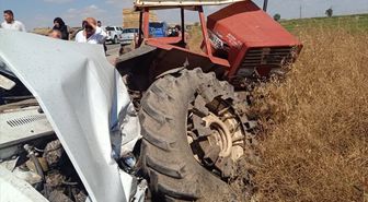 Çankırı'da park halindeki traktöre çarpan otomobildeki 3 kişi öldü, 1 kişi yaralandı