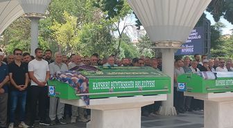 Düğün dönüşü kazada ölen çift ile çocukları Kayseri'de toprağa verildi