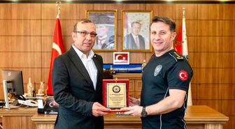 Emekliye ayrılan polis memuruna veda plaketi
