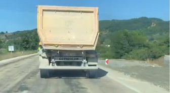 Hafriyat kamyonundan yola taş düştü, otomobilin camı kırıldı