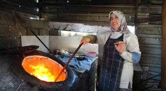 Kavurucu sıcakta ekmek paralarını böyle kazanıyorlar