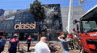 İzmir'de mobilya mağazasında çıkan yangın kontrol altına alındı