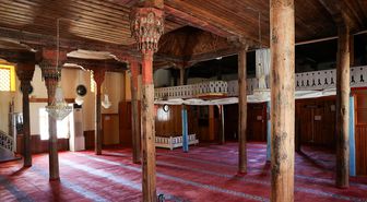 Konya'daki 661 yıllık cami ahşap işçiliğiyle dikkati çekiyor