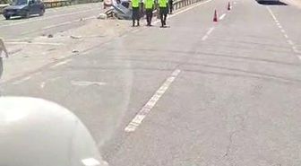 Orta refüje saplanan iki araç bariyerlerin arasında sıkıştı
