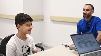 Osmaniye'de 7 yaşındaki Harun'un biyonik kulak sevinci