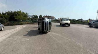 Payas'ta çarpışmayla yan yatan otomobilin sürücüsü yaralandı
