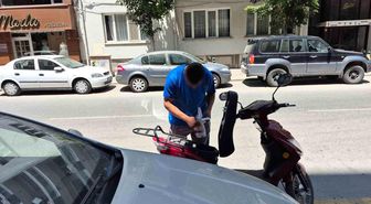 Plakasız elektrikli motosikleti bağlanan sürücü denetime girdiği caddeden taksi ile çıktı