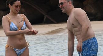 Romantik çift plaja indi, herkes aynı detaya takıldı