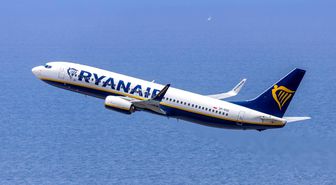 Ryanair uçağında pencere yerinden çıktı, bir adam bacaklarından çekilerek kurtarıldı