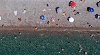 Antalya'da Sıcak Hava Konyaaltı Sahili'ni Doldurdu