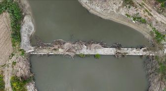Tarihi Taşköprü, üzerinde yakılan ateş nedeniyle zarar gördü