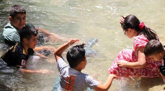 40 metreden dökülen buz gibi sular sıcaktan bunalanları ağırlıyor