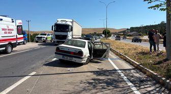 Afyonkarahisar'da bariyerlere çarpan otomobildeki 6 kişi yaralandı