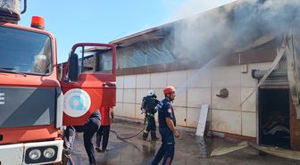 Antalya'da mobilya atölyesinde çıkan yangına müdahale ediliyor
