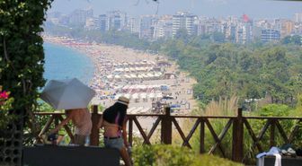Antalya'da yüksek nem ve sıcaktan bunalanlar sahilleri doldurdu